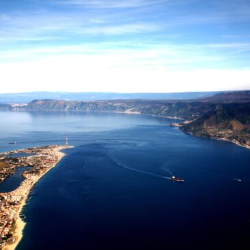 Lo stretto di Messina attraversato su una fettuccia di 18 mm.